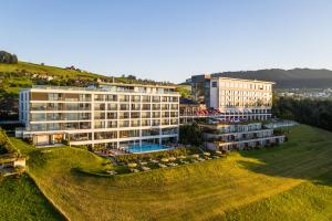 eine Luftansicht eines Resorts mit einem großen Gebäude in der Unterkunft Panorama Resort & Spa in Feusisberg