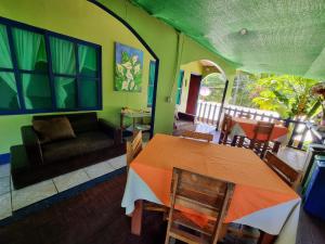 un soggiorno con tavolo e divano di Cabinas Tortuguero Natural a Tortuguero