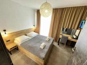 - une chambre avec un lit et 2 serviettes dans l'établissement Baltic Sun SPA, à Rewal