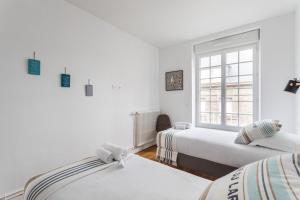 - une chambre avec 2 lits et une fenêtre dans l'établissement L'ILE AUX MOUETTES - en plein Intra-Muros, à Saint-Malo