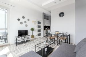 Televízia a/alebo spoločenská miestnosť v ubytovaní Chill Apartments Mokotow Business Park
