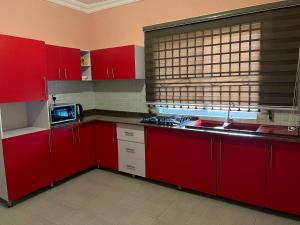 Η κουζίνα ή μικρή κουζίνα στο AMPM Suites & Apartments International