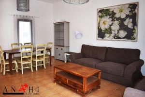 ラ・オリーバにあるAnahi Home Corralejo - Villa Cardon 12のリビングルーム(ソファ、テーブル付)