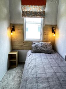 a small bedroom with a bed and a window at Bellochantuy Beach in Bellochantuy