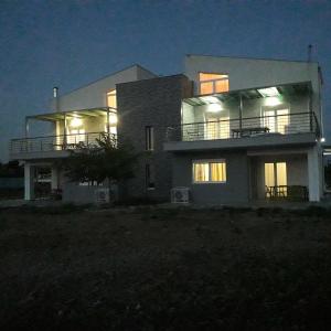 Budova, v ktorej sa apartmán nachádza + 8 fotografií
