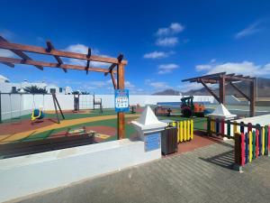un parque con un área de juegos infantiles con en Izaro Apartamento Atico de Lujo cerca de Playa Dorada, en Playa Blanca