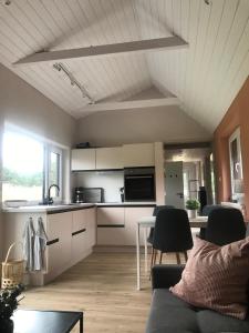 een keuken en een woonkamer met een bank en een tafel bij TINY LIEBE Ostsee Neu Farpen in Neuburg