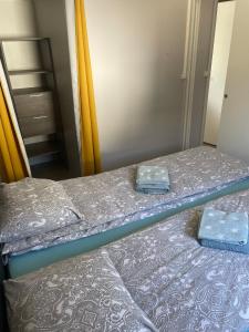 eine Matratze auf einem Bett in einem Zimmer in der Unterkunft Chalets Eureka & Bloemenduin Koksijde in Koksijde