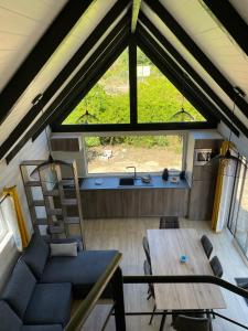 vistas a una sala de estar con mesa y ventana en Chalets Eureka & Bloemenduin Koksijde, en Koksijde