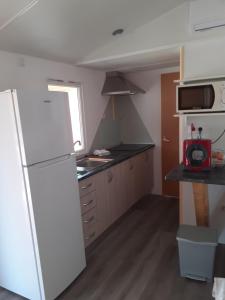 A kitchen or kitchenette at COUNTRY HOME