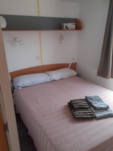 A bed or beds in a room at COUNTRY HOME