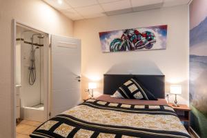 a bedroom with a bed and a painting on the wall at Land-Hotel Zum Schwan, Garni E-Ladestationen, Nähe Phantasialand Nähe Palmenparadies Euskirchen in Weilerswist