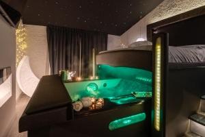 Monzuno的住宿－Hotel Butterfly - Il Nido d'Amore Bologna，带浴缸和绿色照明的浴室