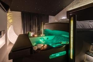 łazienka z wanną z zielonym oświetleniem w obiekcie Hotel Butterfly - Il Nido d'Amore Bologna w mieście Monzuno