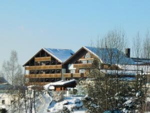 ラムにあるAppartementhaus Himmelreichの屋根に雪が積もった大きな建物