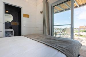 Postel nebo postele na pokoji v ubytování Lodges de Camargue