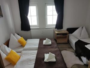 mały pokój z 2 łóżkami i kanapą w obiekcie Apartmán Na zjazdovke, chata Borovica, Valča w mieście Valča
