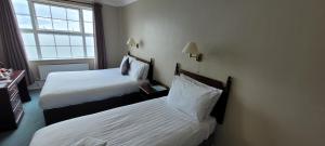 Llit o llits en una habitació de Commodore Hotel