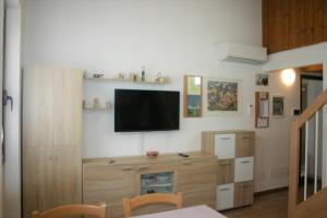 ein Wohnzimmer mit einem Flachbild-TV an der Wand in der Unterkunft A casa di Giò in Loreto
