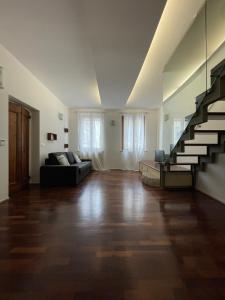 una sala de estar vacía con sofá y escaleras en Casa Della Valle, en Fano