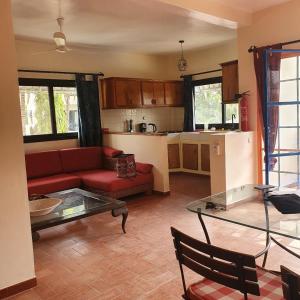 O bucătărie sau chicinetă la superbe appartement avec piscine, proche centre ville, restaurant, mer