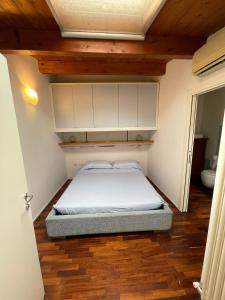 Casa Della Valle في فانو: غرفة نوم صغيرة مع سرير في غرفة