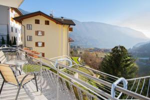 balcón con sillas y vistas a la montaña en Dolomia Gioele en Molveno
