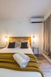 um quarto com uma cama grande e toalhas em FLORIT FLATS - The Apolo Loft em Valência