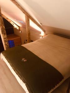 Llit o llits en una habitació de Le Cottage Suite avec Spa Privatif