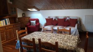 une pièce avec une table, des chaises et un canapé dans l'établissement Casa per vacanze degli gnomi, à Challancin
