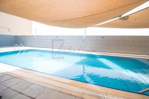 Bazén v ubytování Lovely 2-BR Apartment in Dubai Silicon Oasis Near Global Village nebo v jeho okolí