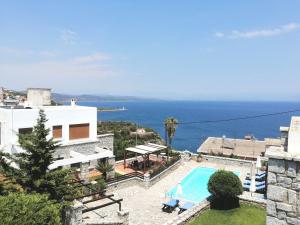 Výhled na bazén z ubytování Malvazios Villas #7 nebo okolí