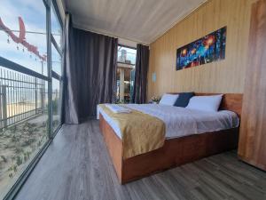 1 dormitorio con cama grande y ventana grande en Làng Biển Homestay Quảng Bình en Ðồng Hới