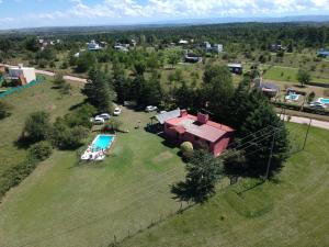 una vista aérea de una casa con piscina en un campo en La Rosada in 