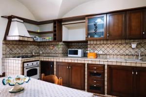 kuchnia z drewnianymi szafkami i blatem w obiekcie Groove House w Katanii