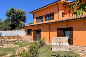 une maison avec un panneau devant elle dans l'établissement Agriturismo I Grappoli, à Alberese