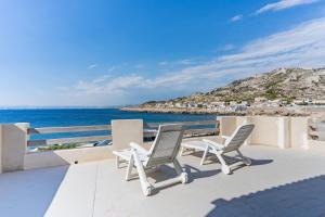 patio z 2 krzesłami i widokiem na ocean w obiekcie LA MARONAISE - Maison dans la calanque w Marsylii