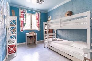 Łóżko lub łóżka w pokoju w obiekcie LA MARONAISE - Maison dans la calanque