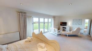 Posezení v ubytování Silversands House at The Bay Filey + 21 fotografií