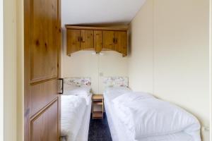 Ένα ή περισσότερα κρεβάτια σε δωμάτιο στο Great Dog Friendly Caravan For Hire At North Denes In Suffolk Ref 40068nd