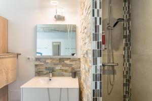 a bathroom with a sink and a shower at Nuit Etoilée in LʼIsle-sur-la-Sorgue