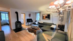 uma sala de estar com um sofá e uma lareira em Apartment Di Lembah em Wiler