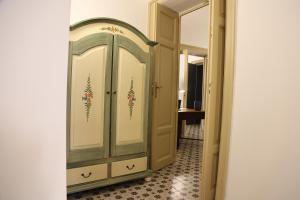 korytarz z szafką z namalowanymi kwiatami w obiekcie Charme in centro - Tourist rental w mieście Agrigento +37 zdjęć