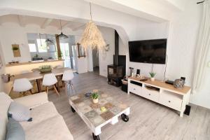 een woonkamer met een bank en een eetkamer bij Julitte 91 by homeprive in Denia