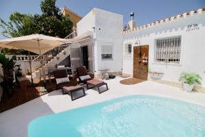 een zwembad in de achtertuin van een huis bij Julitte 91 by homeprive in Denia
