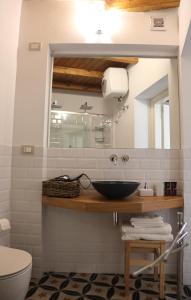 łazienka z umywalką i lustrem w obiekcie Charme in centro - Tourist rental w mieście Agrigento