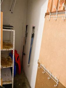 una habitación con una pared con algunos bates de béisbol en Superbesse - 300m pistes & lac - App 6 pers, en Besse-et-Saint-Anastaise