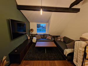 a living room with a couch and a table at Ferienwohnung Auszeit in Weeze