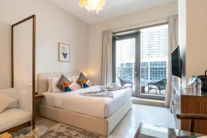 Giường trong phòng chung tại FAM Living - Dubai Marina - Steps away from the beach