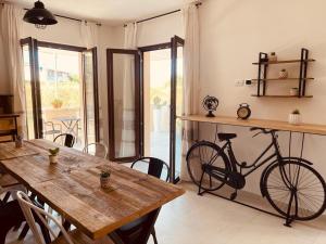 ein Zimmer mit einem Tisch und einem Fahrrad auf einem Regal in der Unterkunft B&B Dimora Dorgali in Dorgali